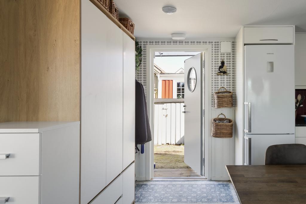 Huvudentrén ligger intill köket, här kliver du in och får en översikt av "storstugan" 