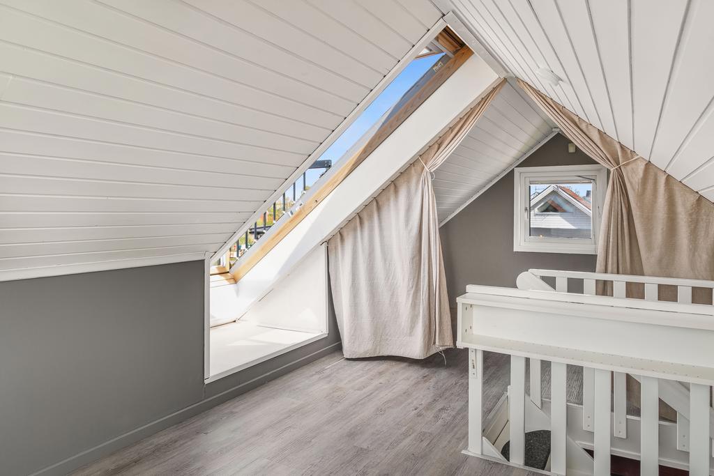 Här har det installerats ett takfönster som går att fälla ut till en typ av fransk balkong med vy mot havet