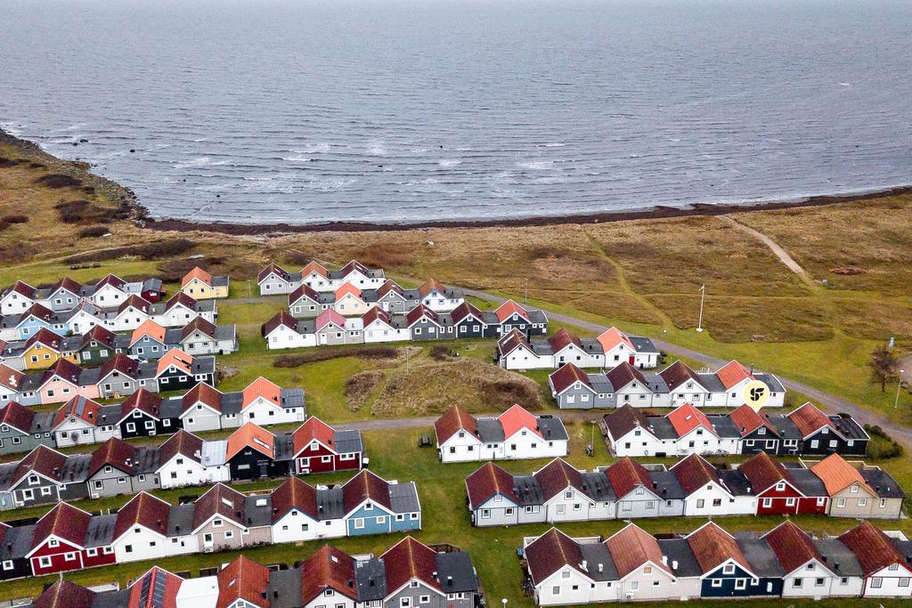 Drönarvy och en överblick över stugans placering i området