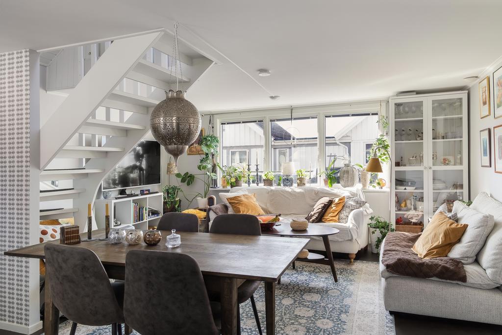 Köket/vardagsrummet har ljusinsläpp från två väderstreck och går i klassisk och tidlös färgsättning