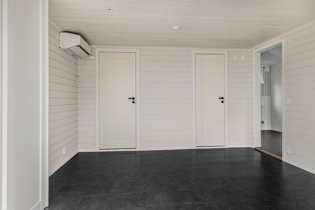 Bostaden har två entréer, Detta är rummet innanför skjutpartierna. Dörrarna leder er till tvättstuga och badrum 