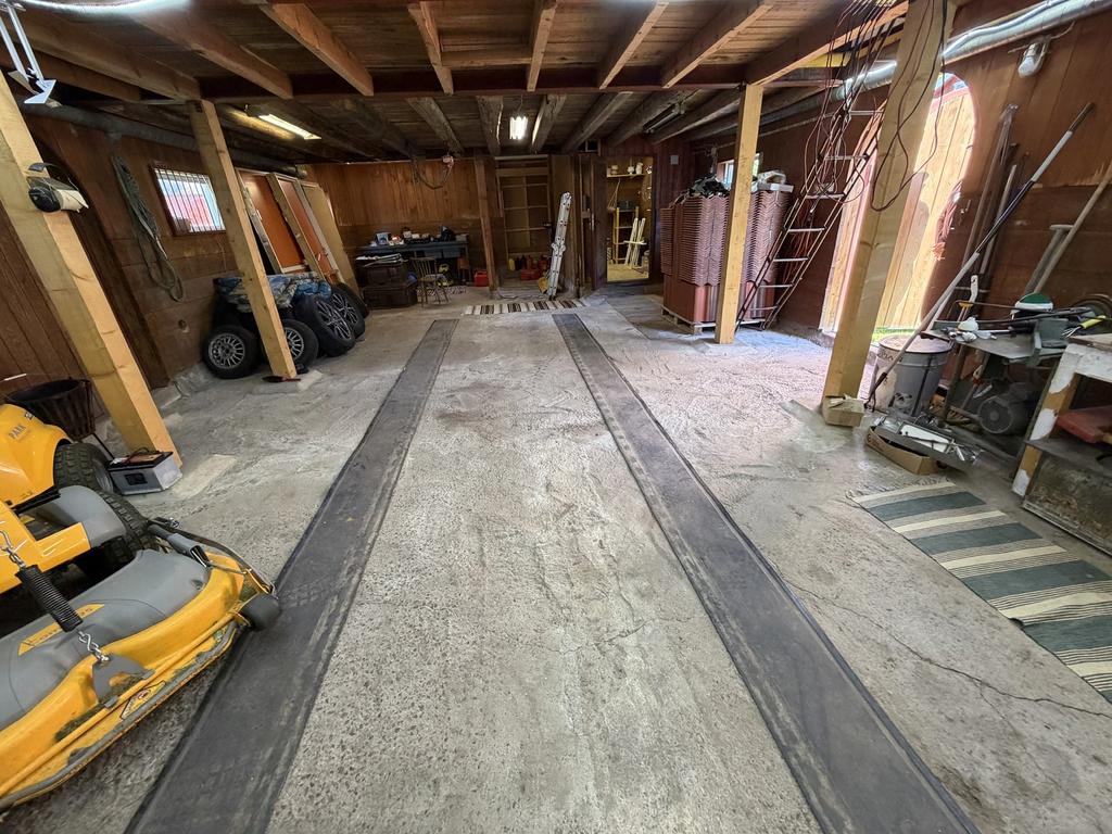 Säljarens egna bild- det stora uthuset är rejält garage. Har varit och kan bli stall. 
