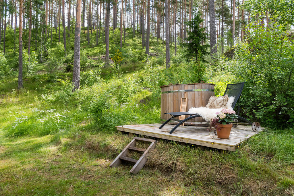 Badtunna som placerats på en grönyta utanför tomten