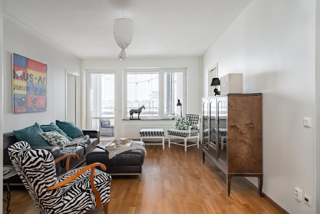 Stort och ljust med fönster mot innergården och utgång till balkong