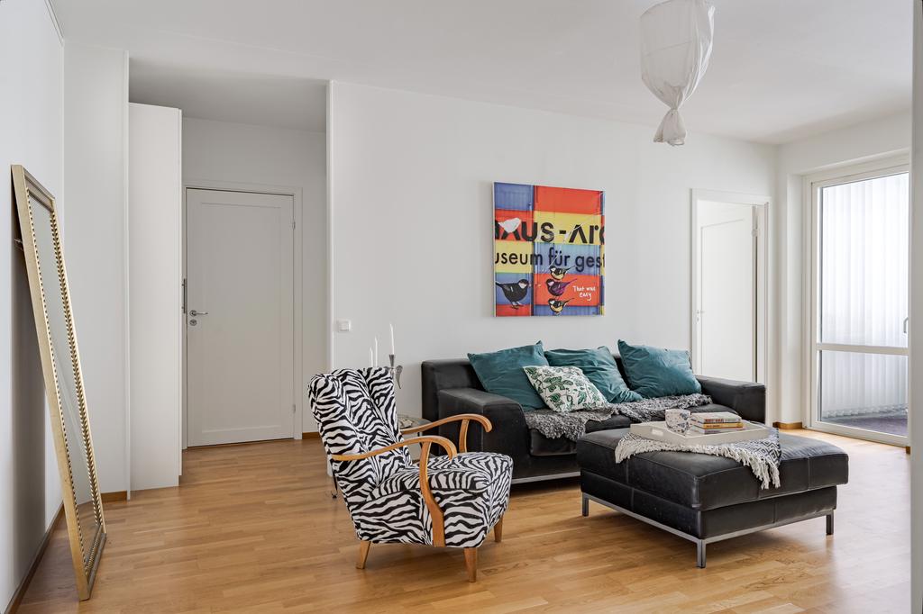 Stilrent med ekparkett och ljust målade väggar 