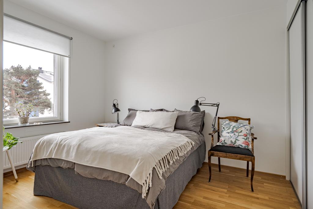 Sovrum med plats för dubbelsäng