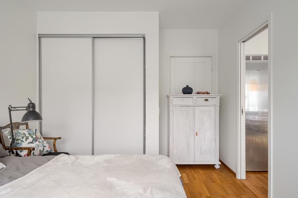 och praktiska skjutdörrsgarderober