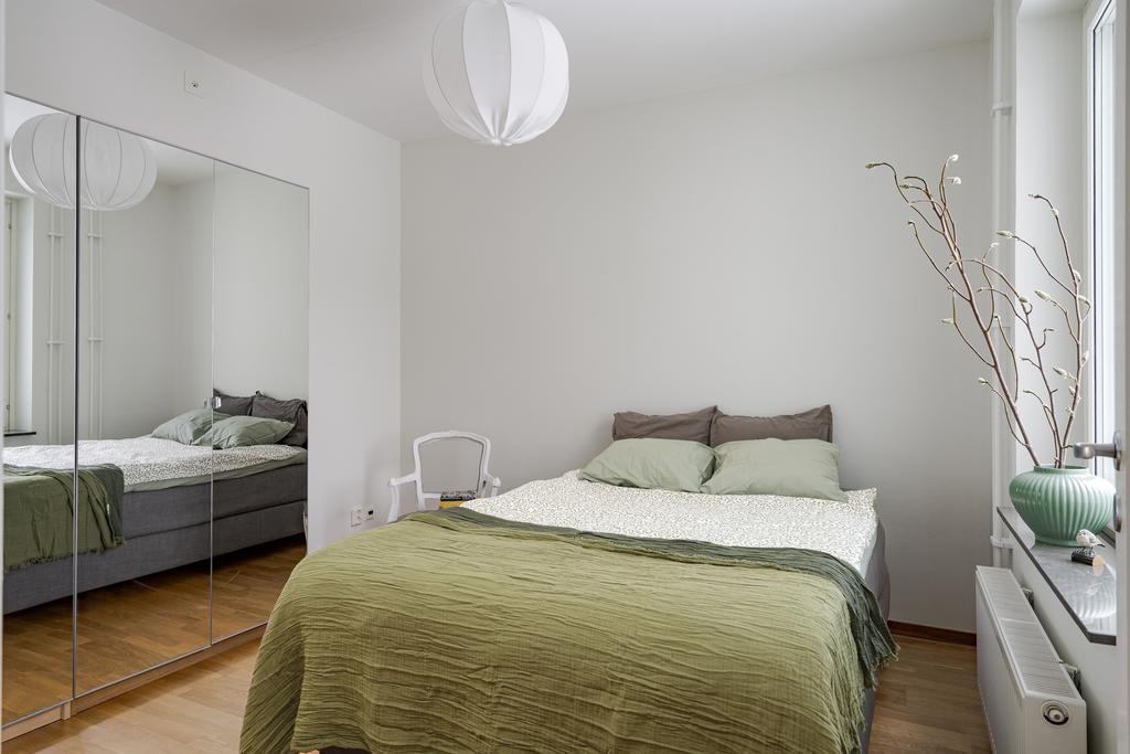 Sovrum med plats för mindre dubbelsäng