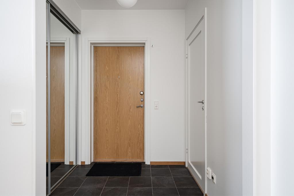 Hall med klinkergolv och skjutdörrsgarderober