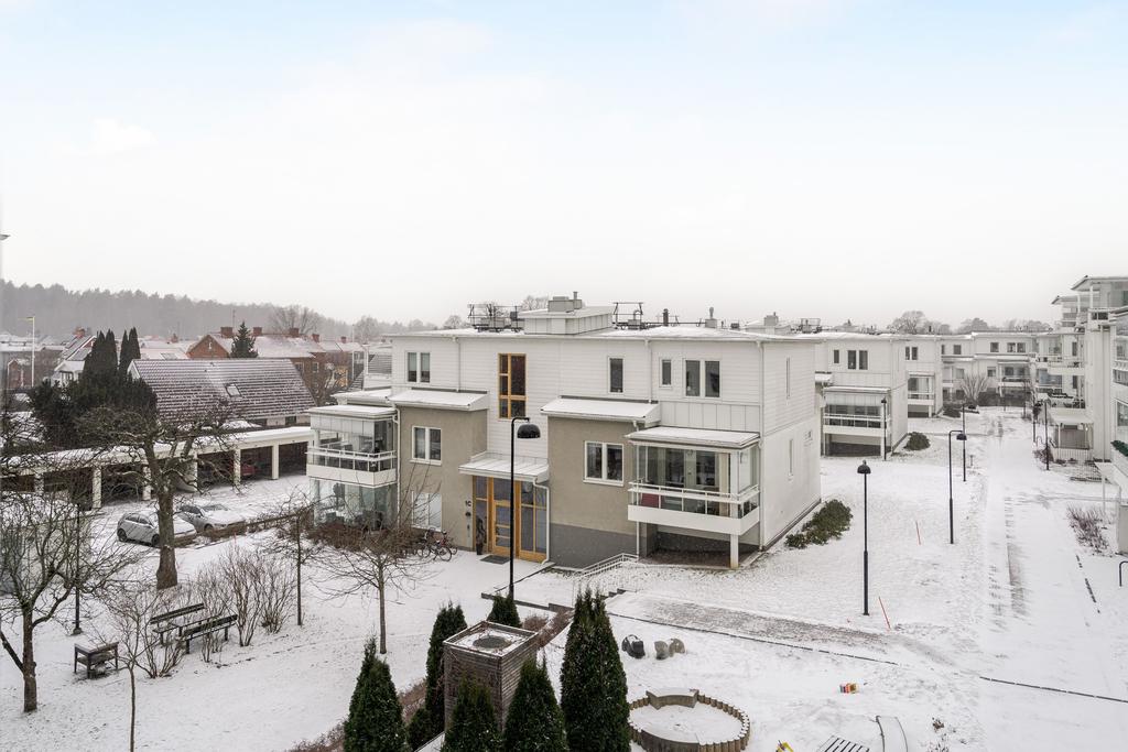 Utsikt från den inglasade balkongen 