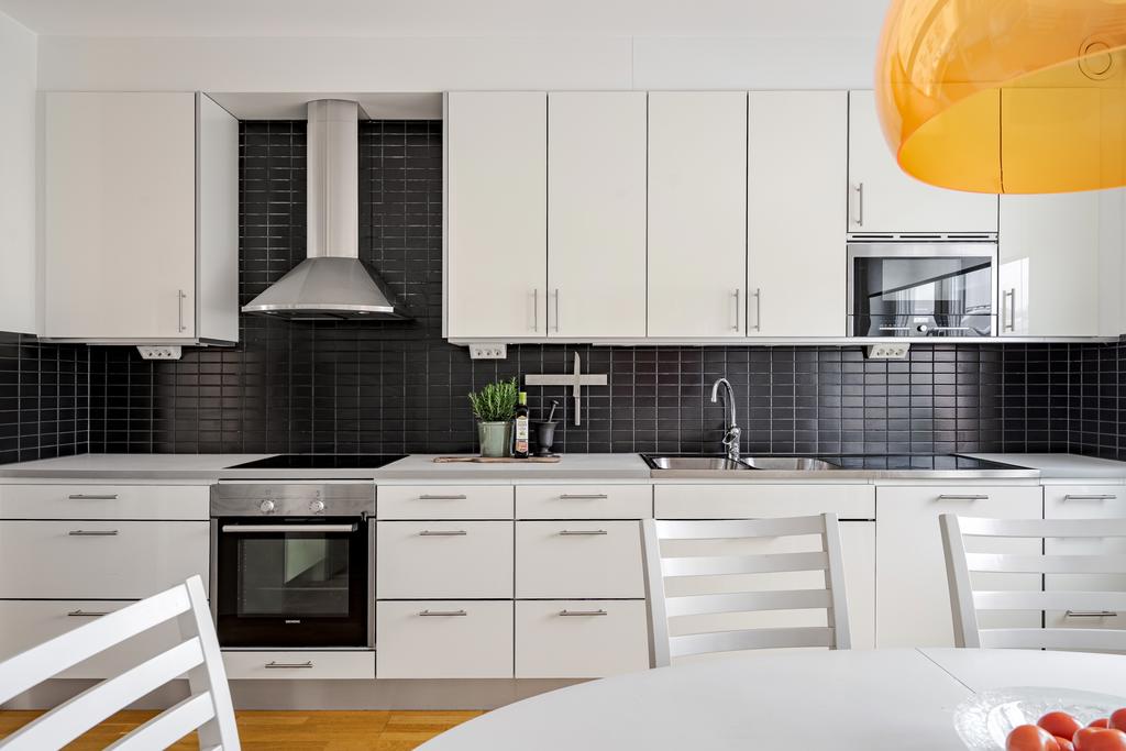 Stilrent Vedum-kök i vitt med rostfria vitvaror