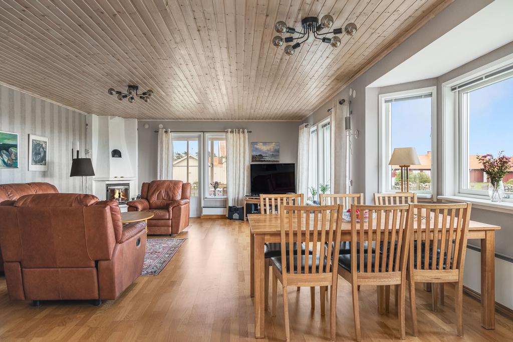 Stort härligt vardagsrum med magisk utsikt över havet! På golvet ligger en ekparkett.