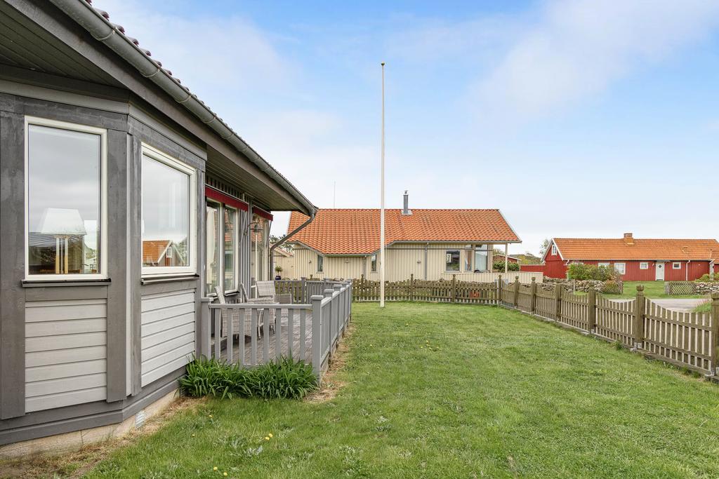 Trädgården på husets framsida.