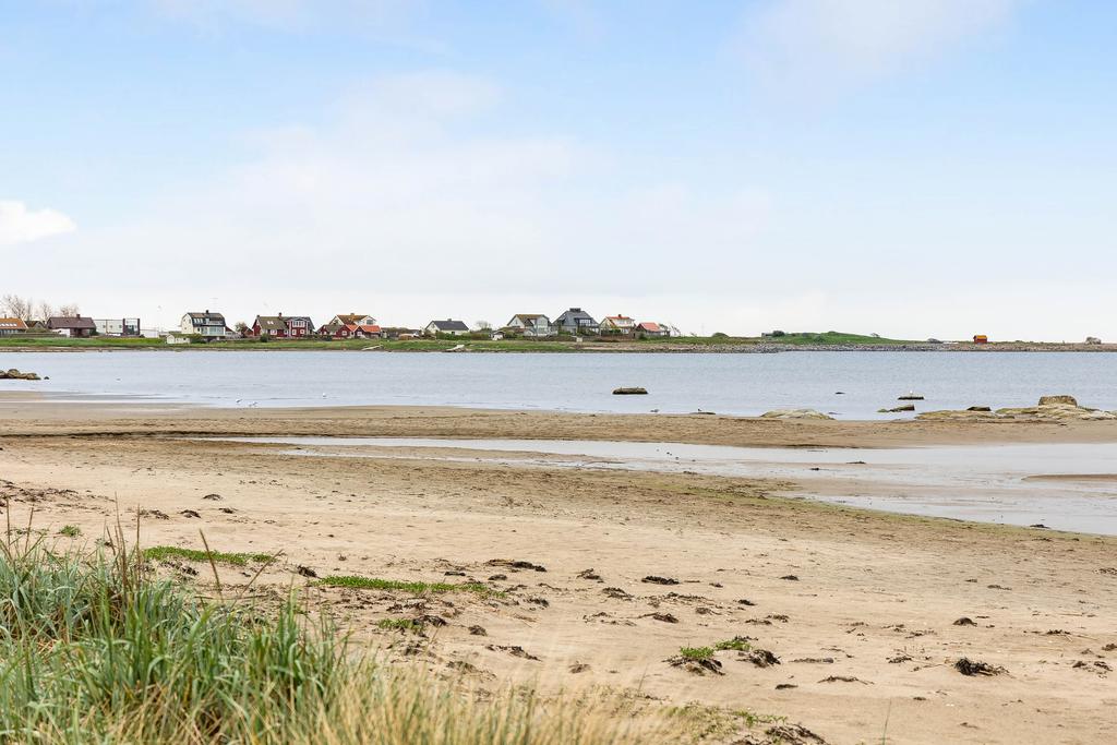 Stranden precis nedanför huset med utsikt mot Glommen.