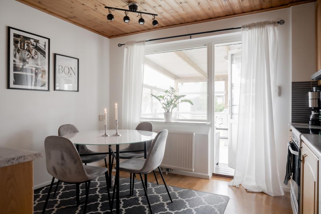 Kök med matplats och utgång till altandäcket