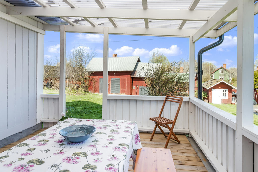 Torpet med veranda under tak