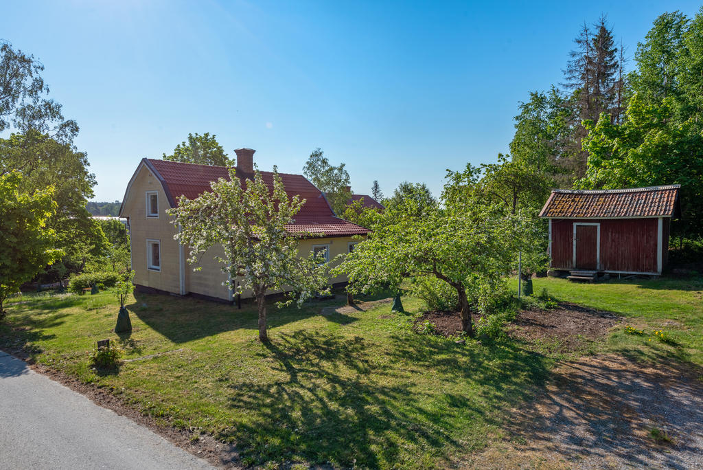 Baksidan av huset, parkeringsplatsen