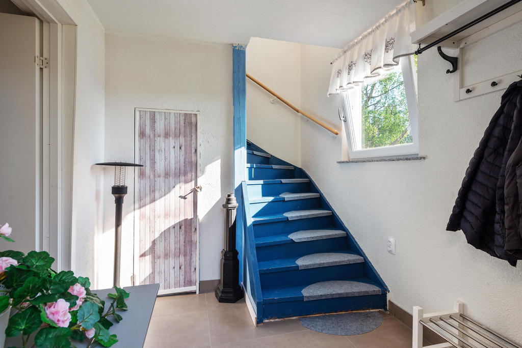 Hall, trappan till övre plan