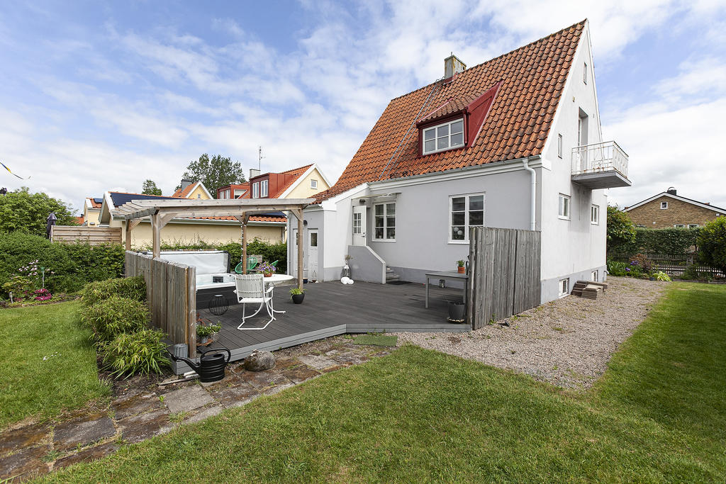 Härlig uteplats mot eftermiddags- och kvällssol