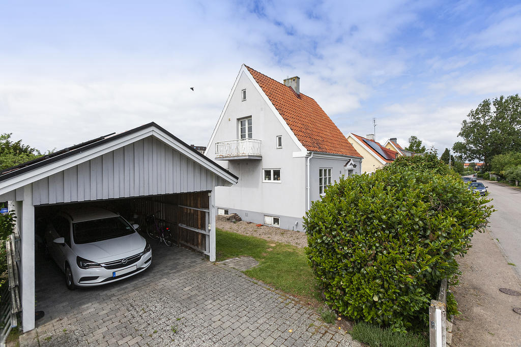 Rejäl carport med separat förrådsdel