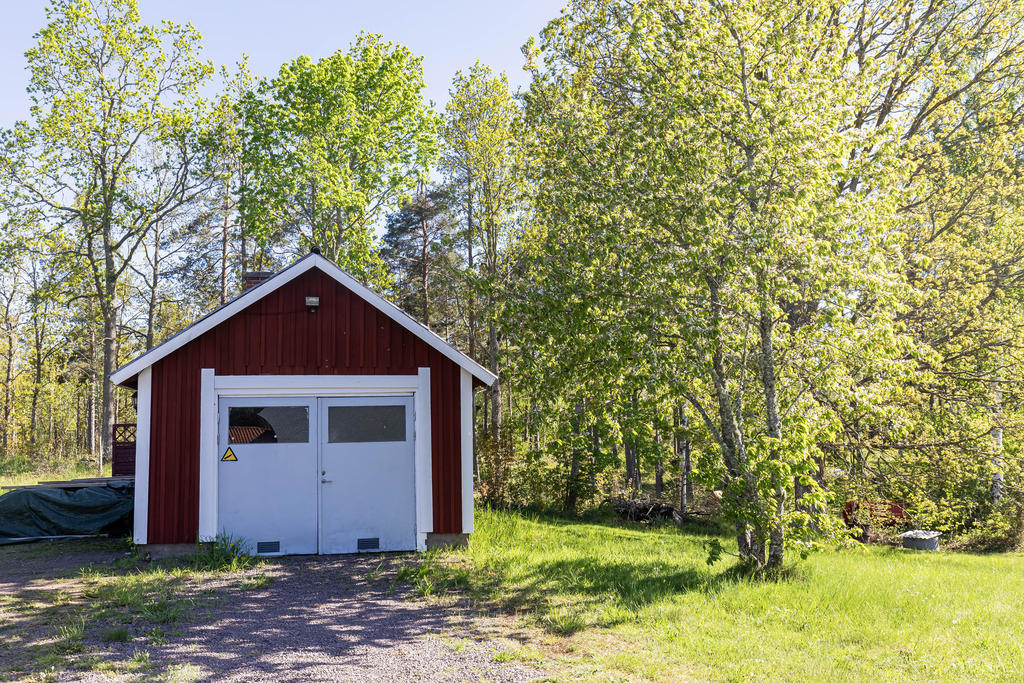 Garage och förråd på tomten