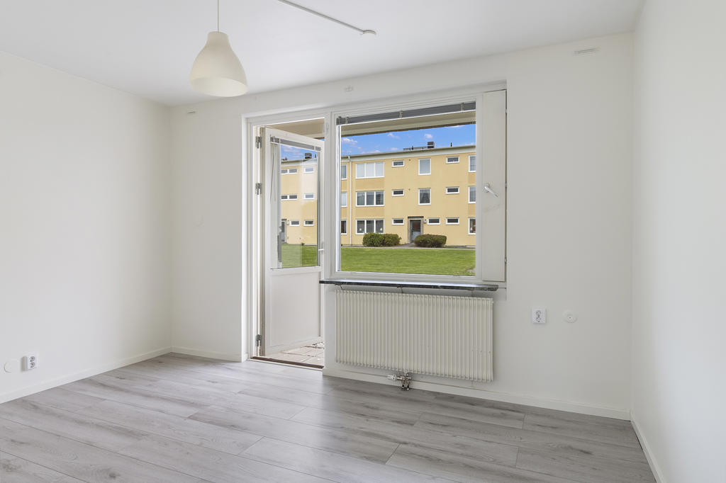 Sovrum med utgång till uteplatsen