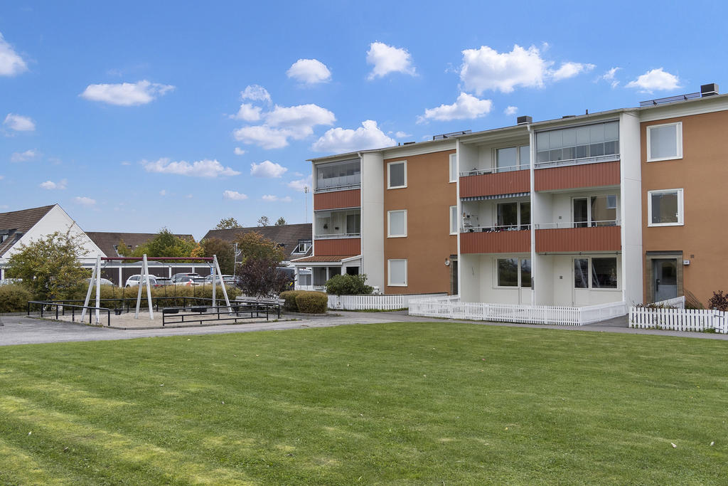 Grönytor och lekplats i området