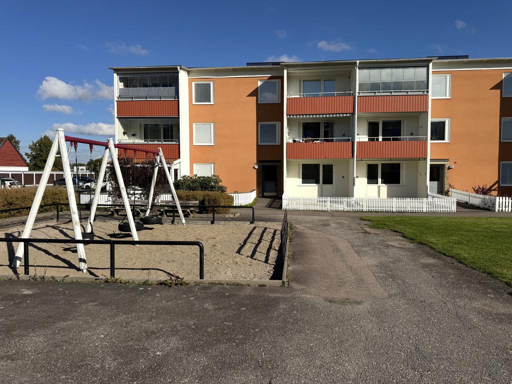 Baksidan med lekplats