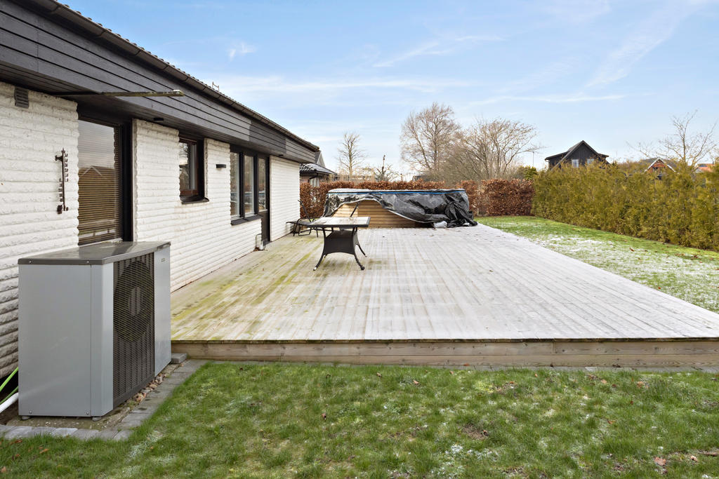 Stort trädäck med pool