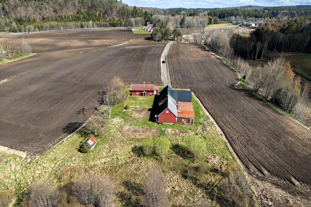 Enskilt och fritt läge omgärdas delvis av åkermarker