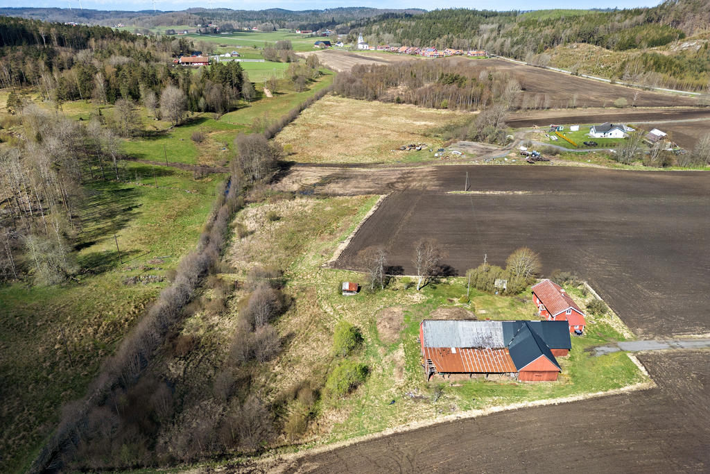 Vid sidan av fastigheten finner vi Löftaån 