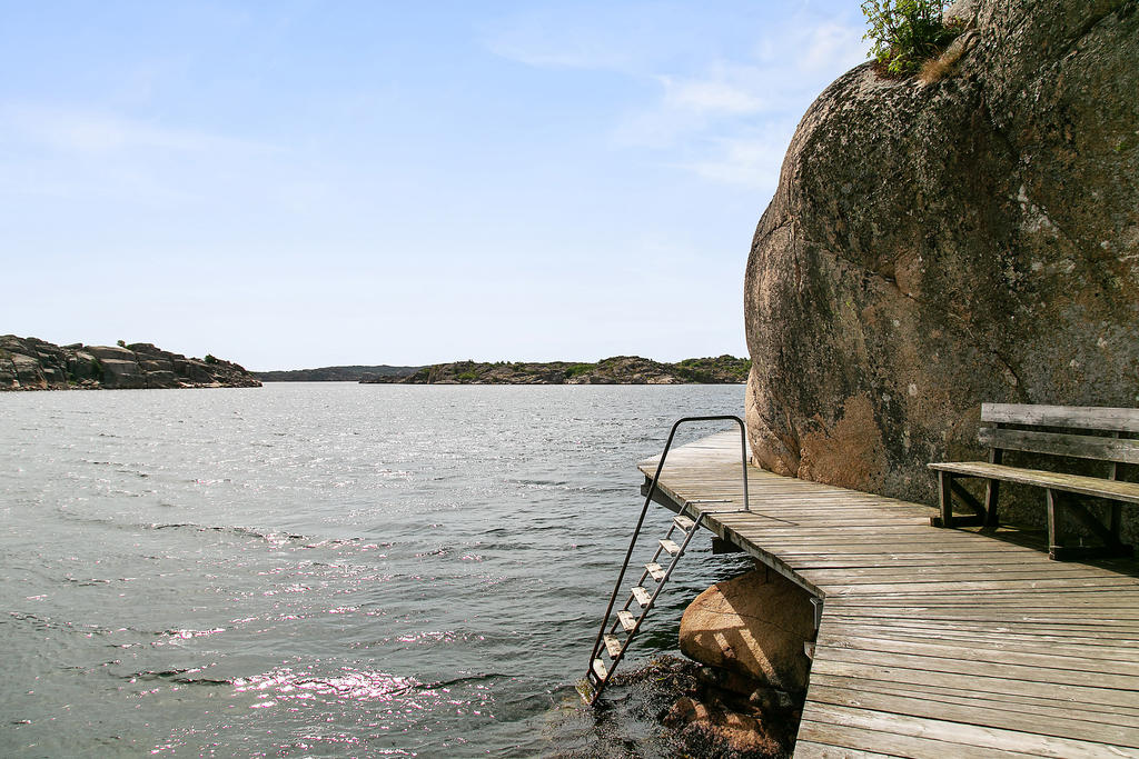 Strandpromenad längs havet i Hovenäset