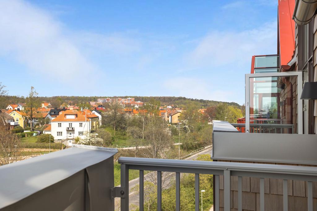 Utsikt från en av de två balkongerna i nordost