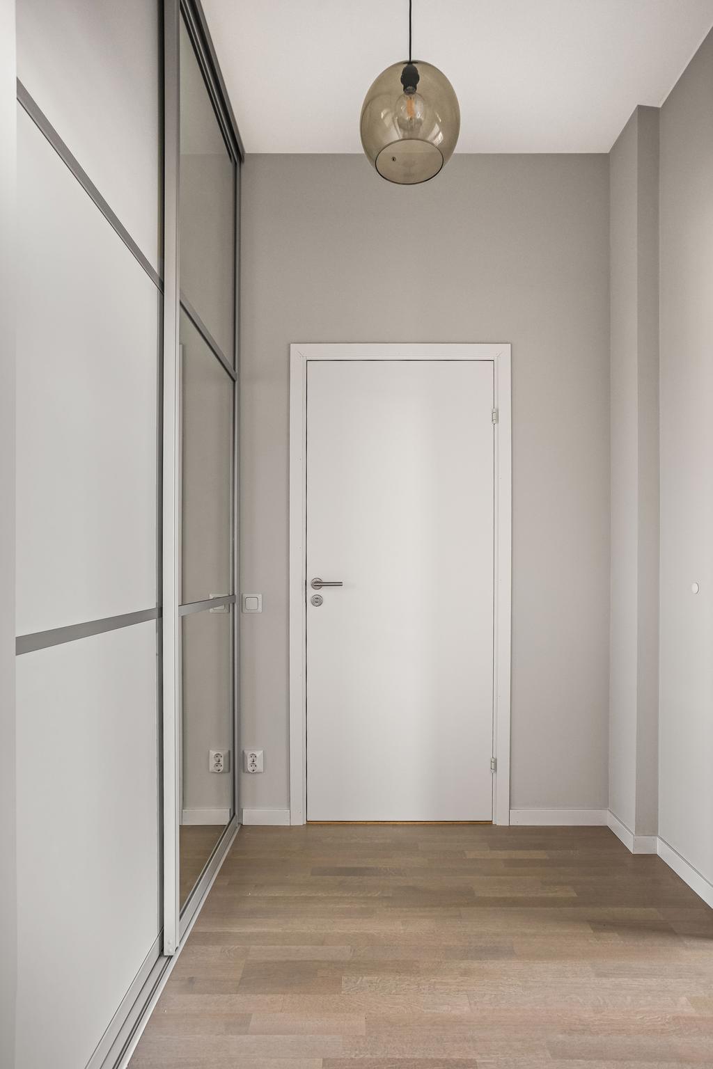 Inre hall med skjutdörrsgarderober