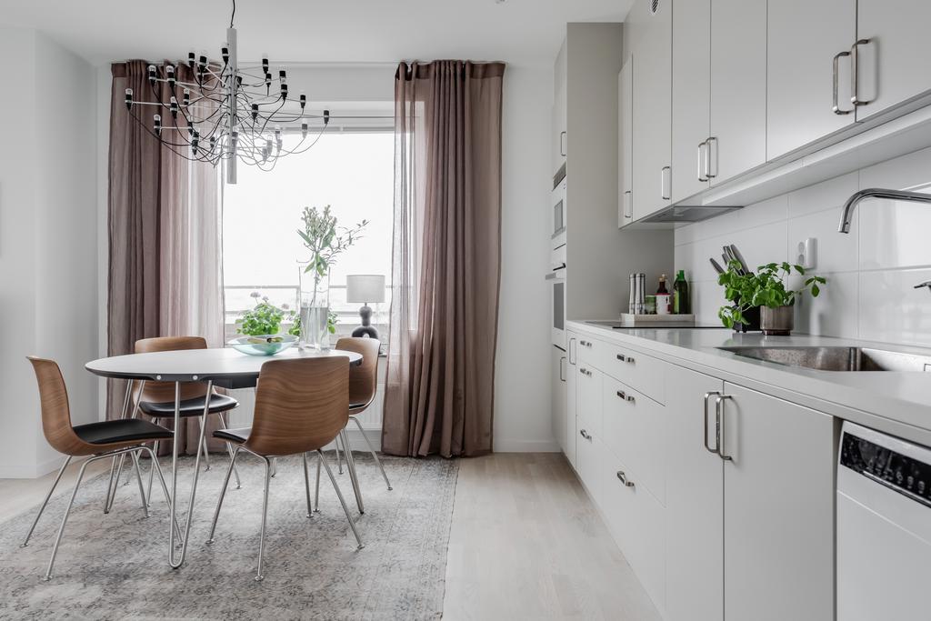 Kök med plats för matbord