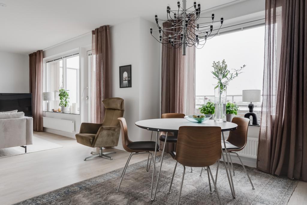 Kök i öppen planlösning mot vardagsrum