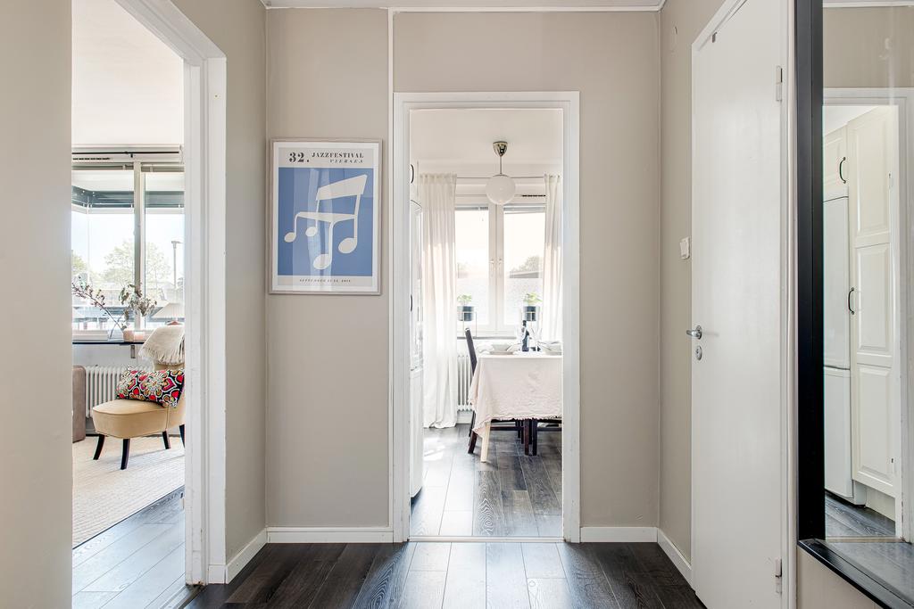 Hall med ingång till badrum och kapprum