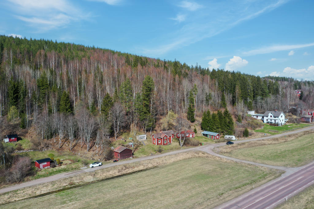 Vy mot fastigheten från riksväg 301 som går mellan Alfta och Edsbyn. 
