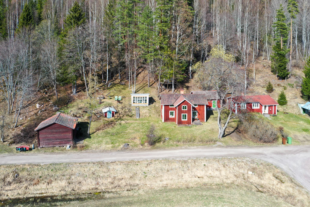 På tomten finns förutom torpet en timrad lada, en jordkällare, ett nytt lusthus samt ett uthus.