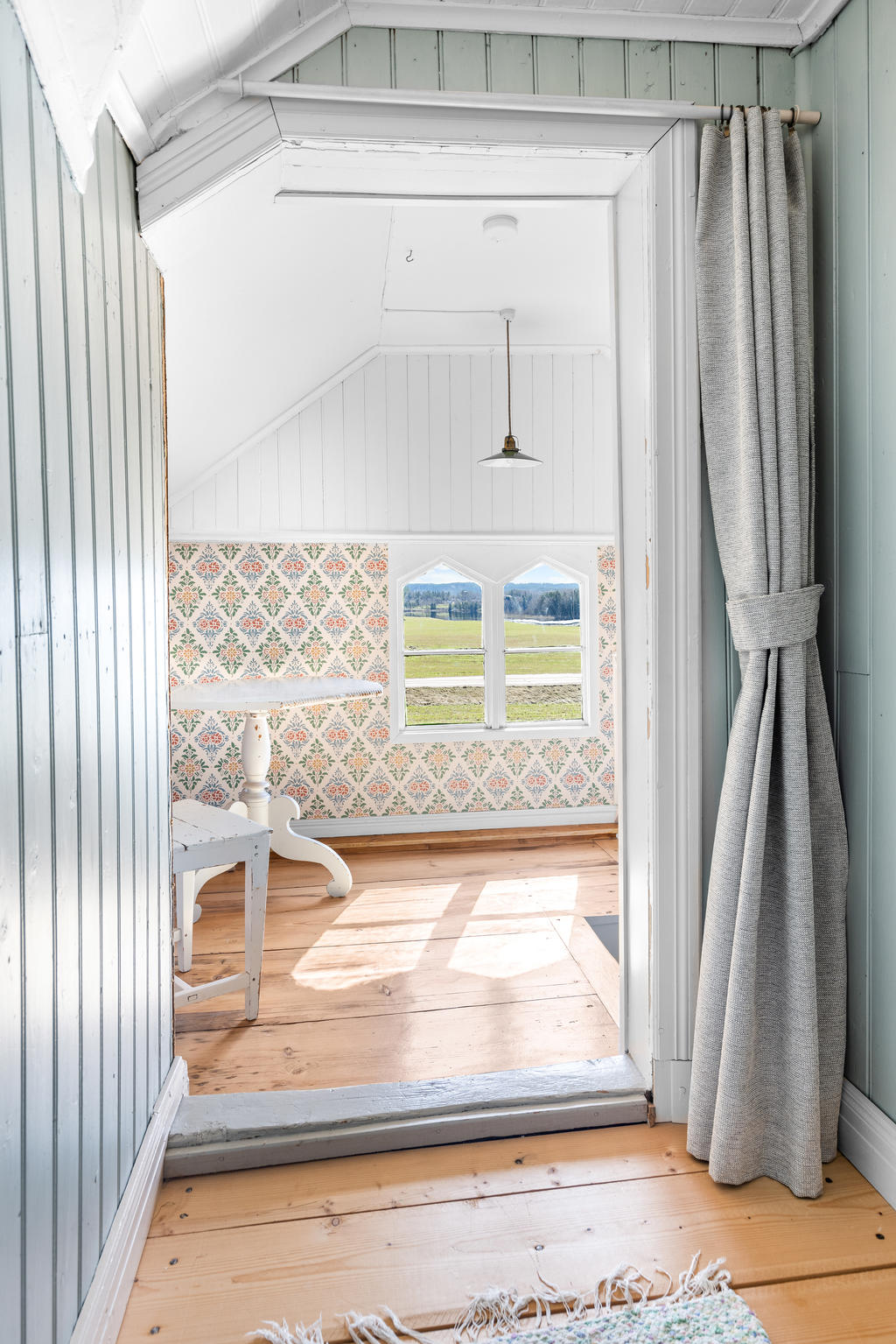 Vy mot hall i trapphus på övervåning. 