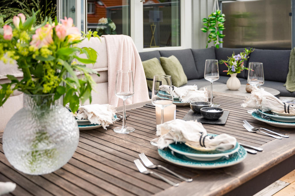 Duka upp till fest med vänner och familj på altanen!