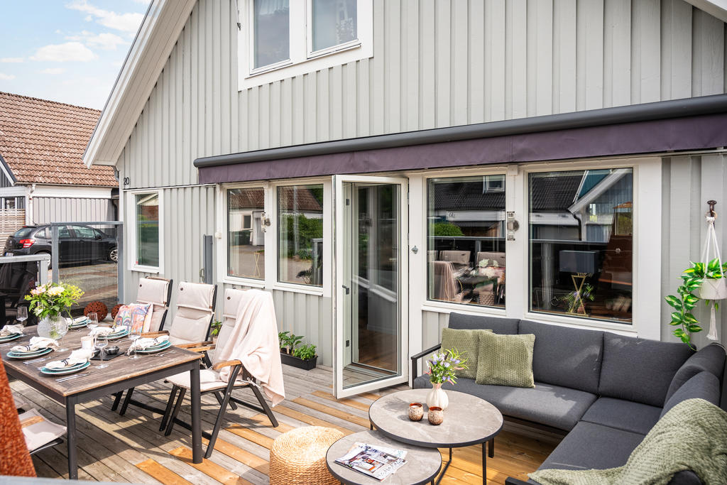 Altanen som vetter mot husets framsida.