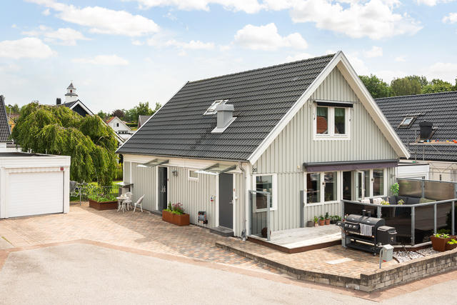 Ett trivsamt hus i barnvänligt och lugnt område. 