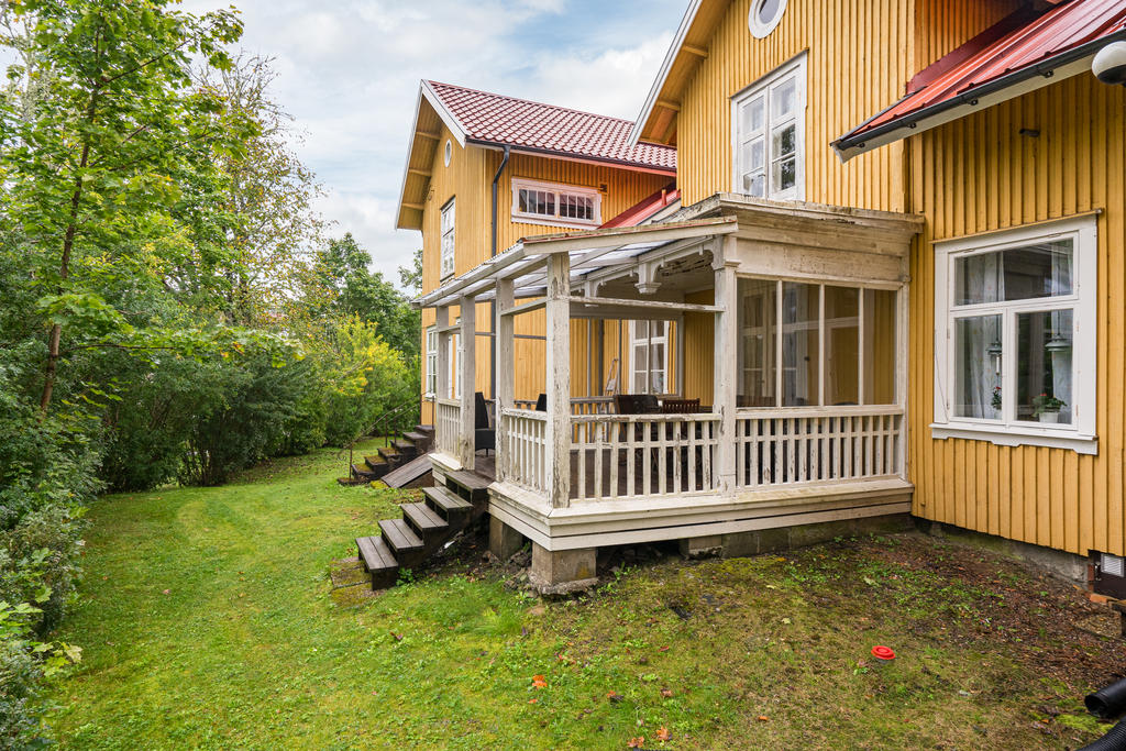 Veranda  under tak med plats för utemöbler.