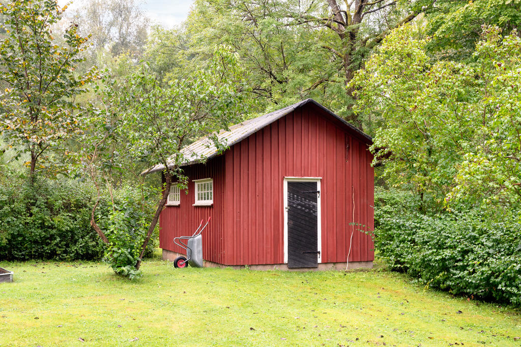 Förrådsbyggnad om cirka 15 kvm. på tomten. 