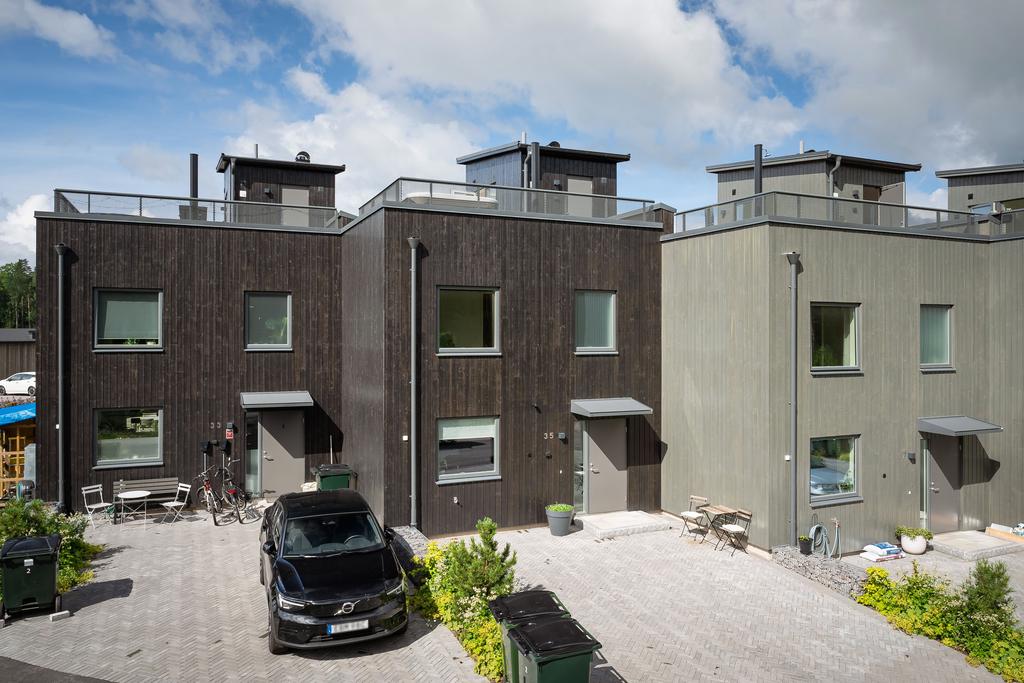 Framsida med plats för 1-2 bilar
