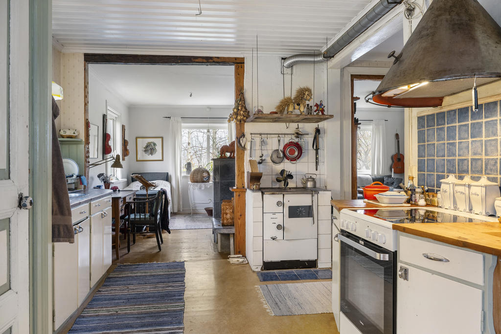 Kök med öppen planlösning in till vardagsrum