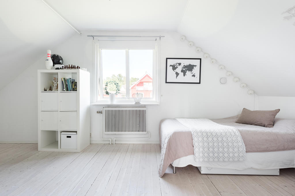 Sovrum 3 med fönster åt nordost