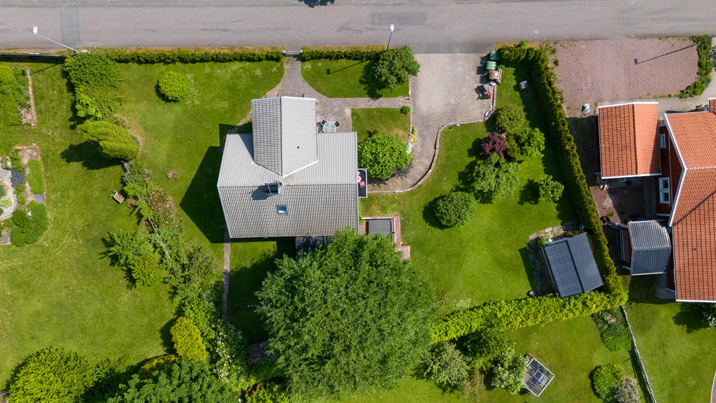 Välskött fastighet med fin villatomt