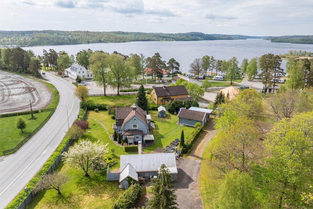 I anslutning till Öresjön och badplats.
